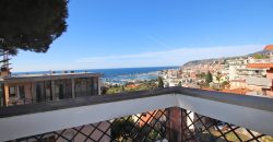 Ett klassiskt hus i jugendstil med trädgård och garage