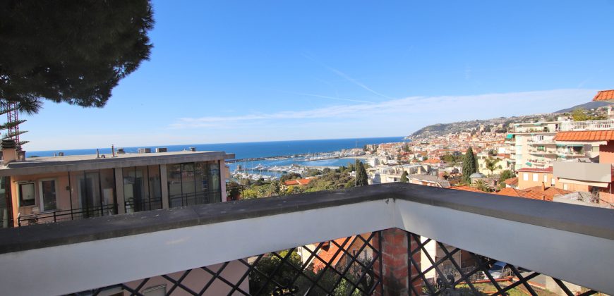 Ett klassiskt hus i jugendstil med trädgård och garage