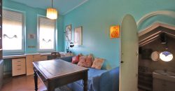 Ett klassiskt hus i jugendstil med trädgård och garage