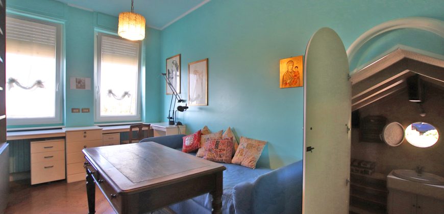 Ett klassiskt hus i jugendstil med trädgård och garage