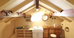 Ett klassiskt hus i jugendstil med trädgård och garage