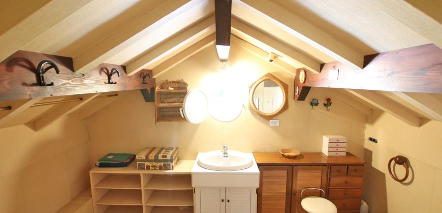 Ett klassiskt hus i jugendstil med trädgård och garage