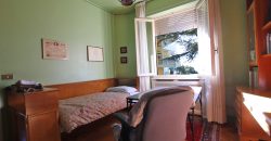 Ett klassiskt hus i jugendstil med trädgård och garage