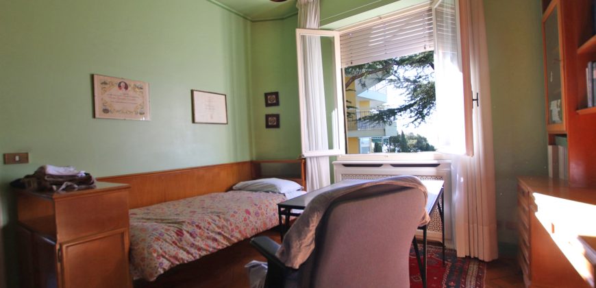 Ett klassiskt hus i jugendstil med trädgård och garage