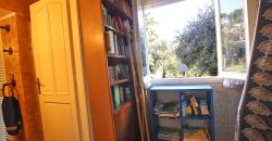 Ett klassiskt hus i jugendstil med trädgård och garage