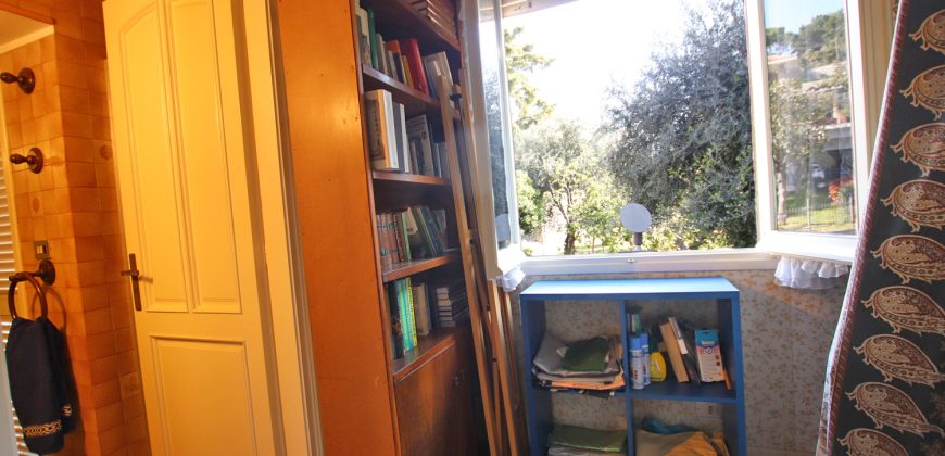 Ett klassiskt hus i jugendstil med trädgård och garage