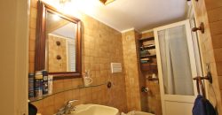 Ett klassiskt hus i jugendstil med trädgård och garage