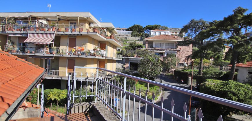 Ett klassiskt hus i jugendstil med trädgård och garage