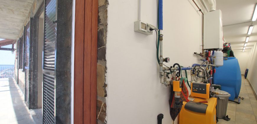 State-of-the-art apartment in a semi-detached villa