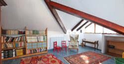 Ett klassiskt hus i jugendstil med trädgård och garage