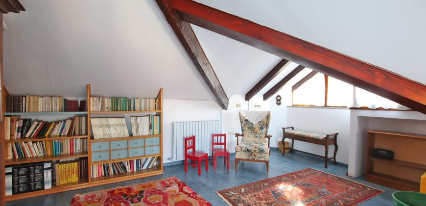 Ett klassiskt hus i jugendstil med trädgård och garage