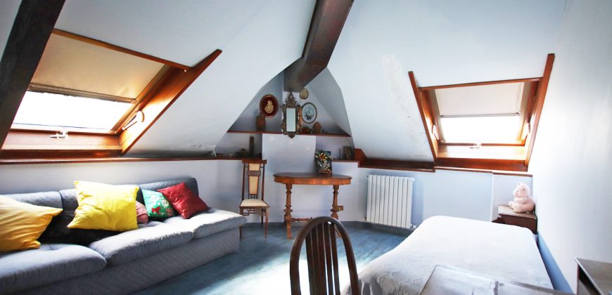 Ett klassiskt hus i jugendstil med trädgård och garage