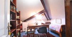 Ett klassiskt hus i jugendstil med trädgård och garage