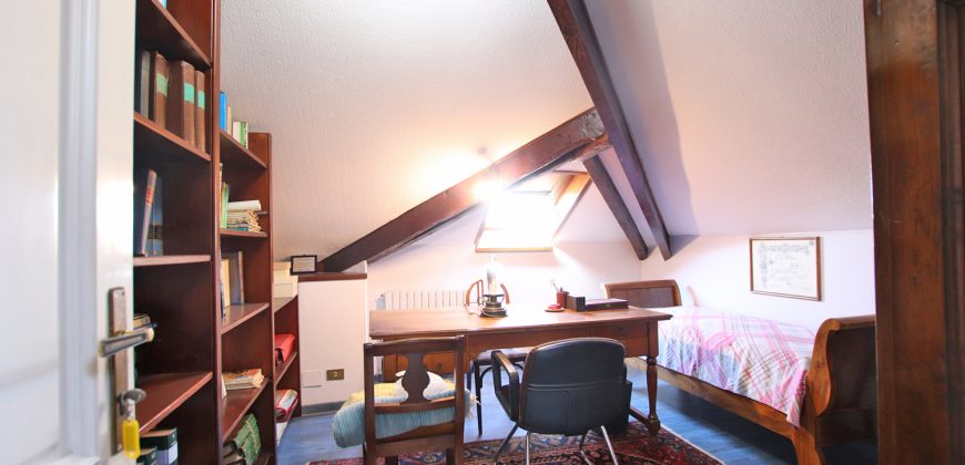 Ett klassiskt hus i jugendstil med trädgård och garage