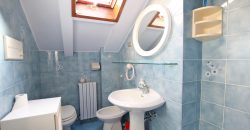 Ett klassiskt hus i jugendstil med trädgård och garage