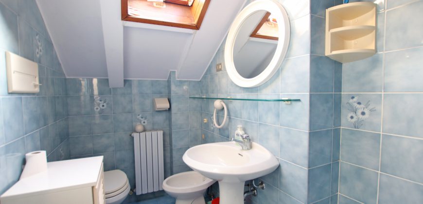 Ett klassiskt hus i jugendstil med trädgård och garage