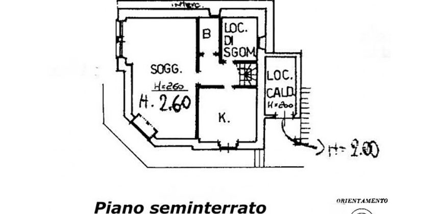 Ett klassiskt hus i jugendstil med trädgård och garage