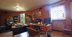 Ett klassiskt hus i jugendstil med trädgård och garage