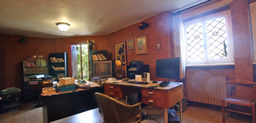 Ett klassiskt hus i jugendstil med trädgård och garage