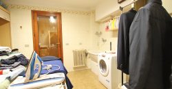 Ett klassiskt hus i jugendstil med trädgård och garage