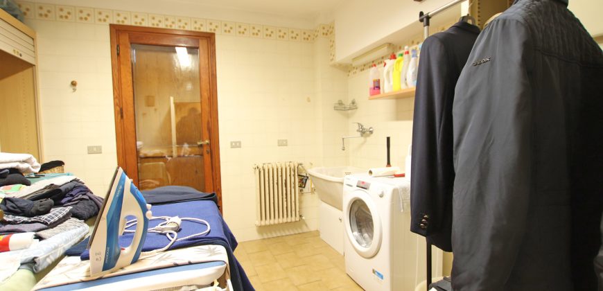 Ett klassiskt hus i jugendstil med trädgård och garage