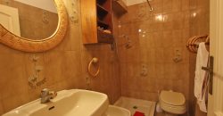 Ett klassiskt hus i jugendstil med trädgård och garage