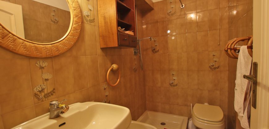 Ett klassiskt hus i jugendstil med trädgård och garage