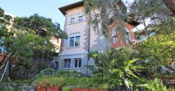 Ett klassiskt hus i jugendstil med trädgård och garage