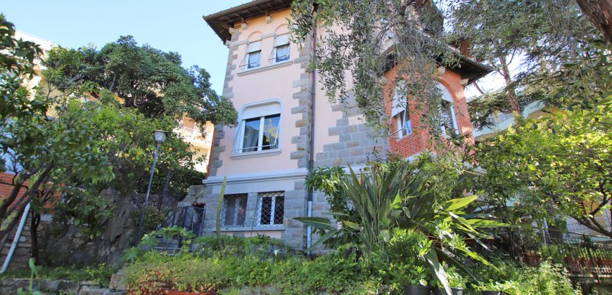 Ett klassiskt hus i jugendstil med trädgård och garage