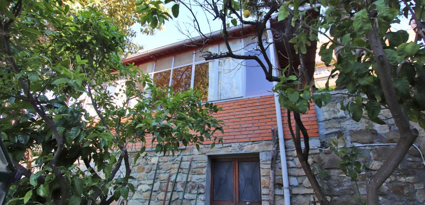 Ett klassiskt hus i jugendstil med trädgård och garage