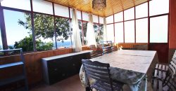 Ett klassiskt hus i jugendstil med trädgård och garage