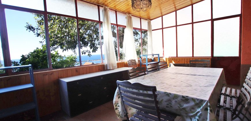 Ett klassiskt hus i jugendstil med trädgård och garage