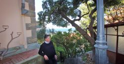 Ett klassiskt hus i jugendstil med trädgård och garage