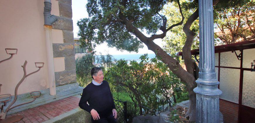 Ett klassiskt hus i jugendstil med trädgård och garage