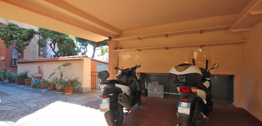 Ett klassiskt hus i jugendstil med trädgård och garage