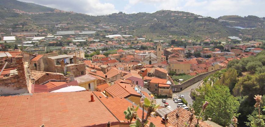Apartment with terrace in the ancient Taggia