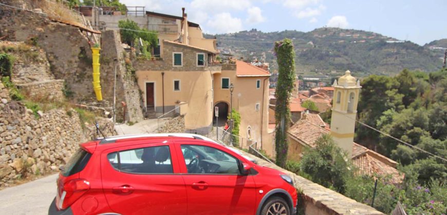 Apartment with terrace in the ancient Taggia