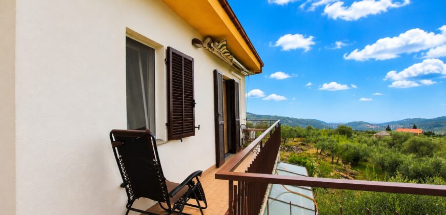 Bright Apartment with Sea View near Villa Faraldi