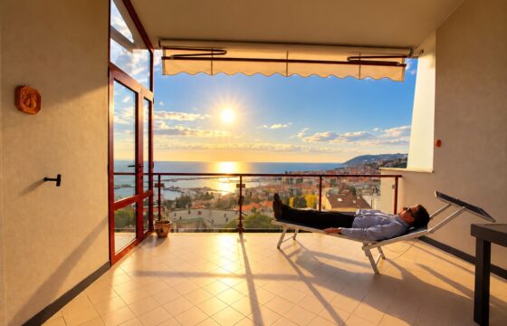 Elegante appartamento all’ultimo piano su due livelli con splendida vista mare, piscina, tennis e box auto!