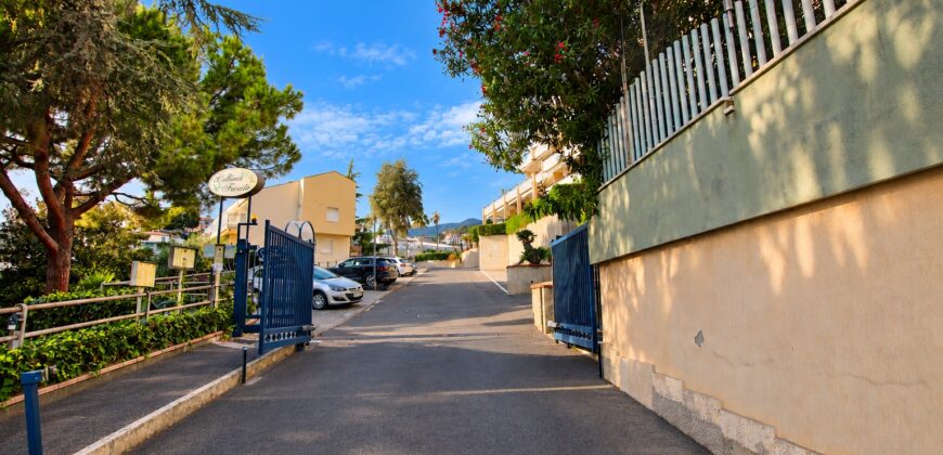Elegant Top-Floor Duplex Apartment with Stunning Sea Views, Swimming Pool, Tennis Court and Private Garage!